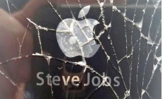 Vỡ tan nát, chiếc iPhone 4S này vẫn chễm chệ trên eBay với giá 3,3 tỷ đồng