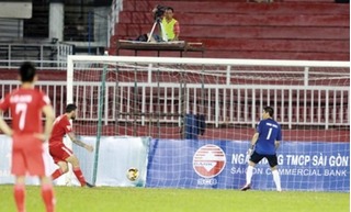 Video thủ môn Long An cố tình quay lưng khi đội bạn đá phạt đền ở V League 2017