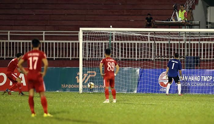 Tình huống thủ môn Minh Nhựt đứng quay lưng cho đối thủ ghi bàn. 