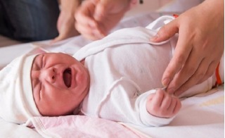 10 quan niệm “lỗi thời” trong chăm sóc trẻ sơ sinh, bố mẹ cân nhắc khi chăm con