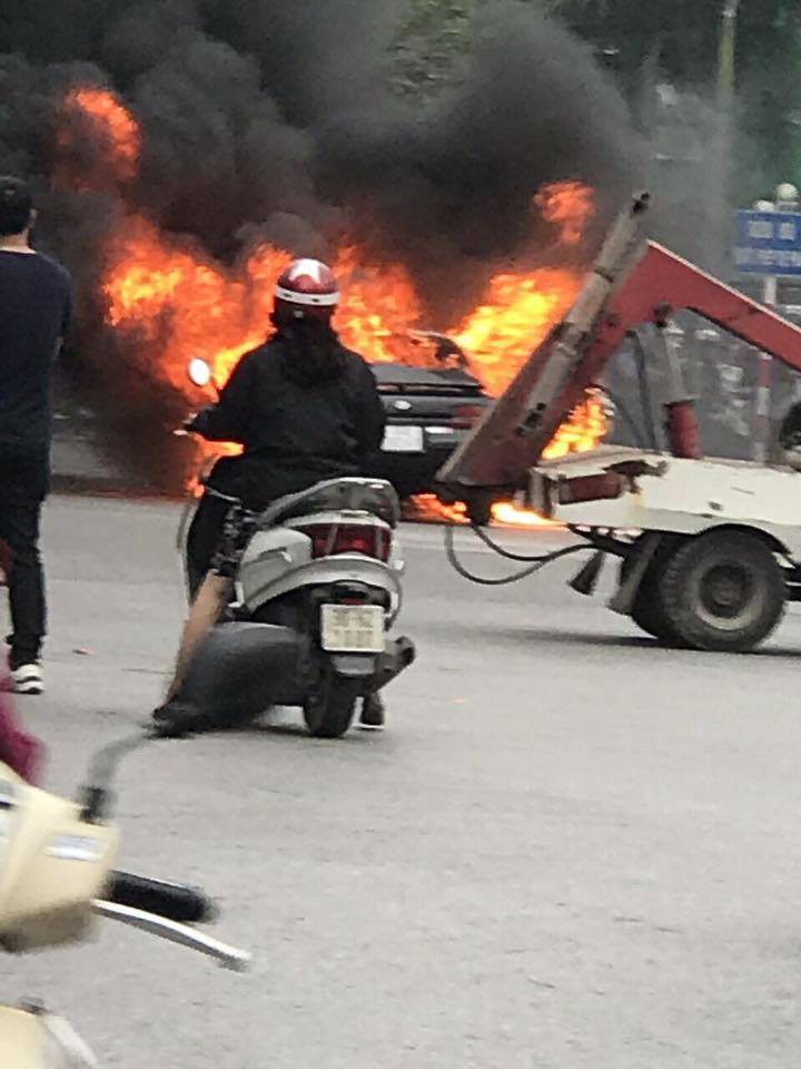cháy ô tô ở đường Lê Văn Lương 3