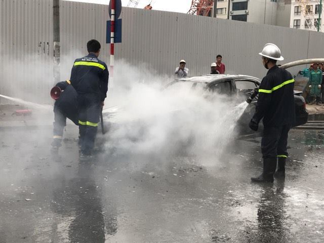 cháy ô tô ở đường Lê Văn Lương