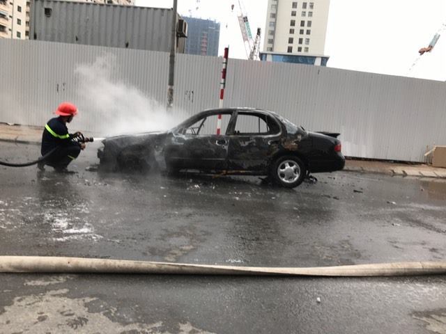 cháy ô tô ở đường Lê Văn Lương 5