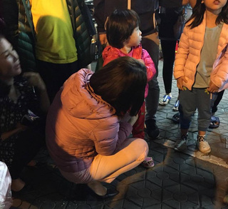 Bé gái ở công viên Nghĩa Đô được đưa về công an phường trình báo