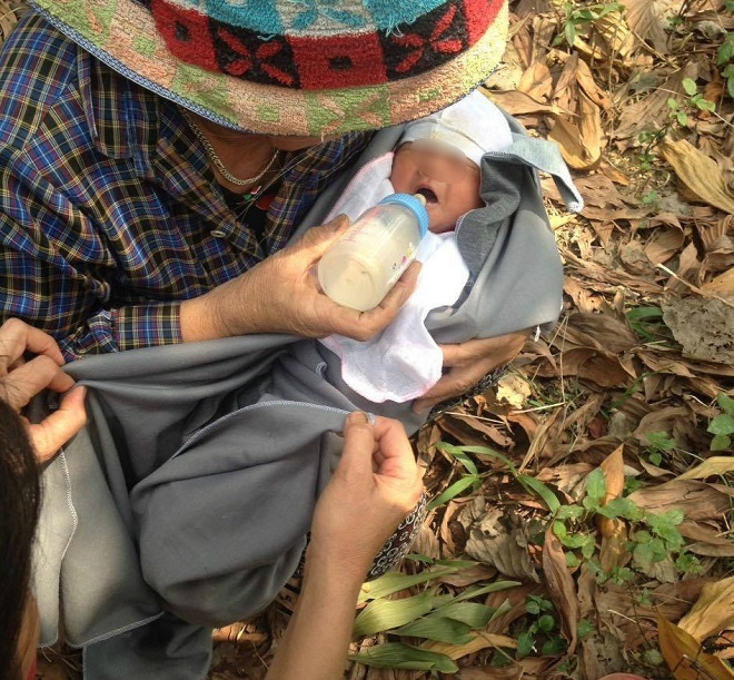 Bé trai bị bỏ rơi ở gốc tre 1