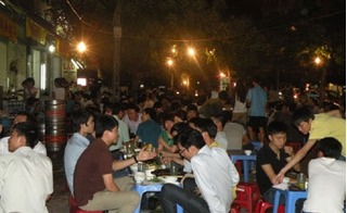 Chủ tịch Hà Nội: Gần 90% quán bia vỉa hè có công an đứng sau
