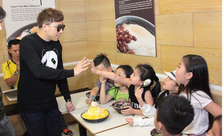 Trấn Thành, Trịnh Thăng Bình vui đùa cùng các bé Biệt tài tí hon