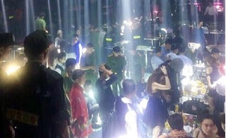 Cảnh sát vây quán bar ở Sài Gòn, ma túy giấu đầy khe bàn VIP