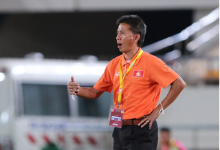 HLV Hoàng Anh Tuấn kêu trời vì thái độ “chơi lầy” của các CLB V.League