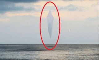 Ngư dân Đan Mạch hoảng sợ chạm mặt UFO khổng lồ hình kim cương?