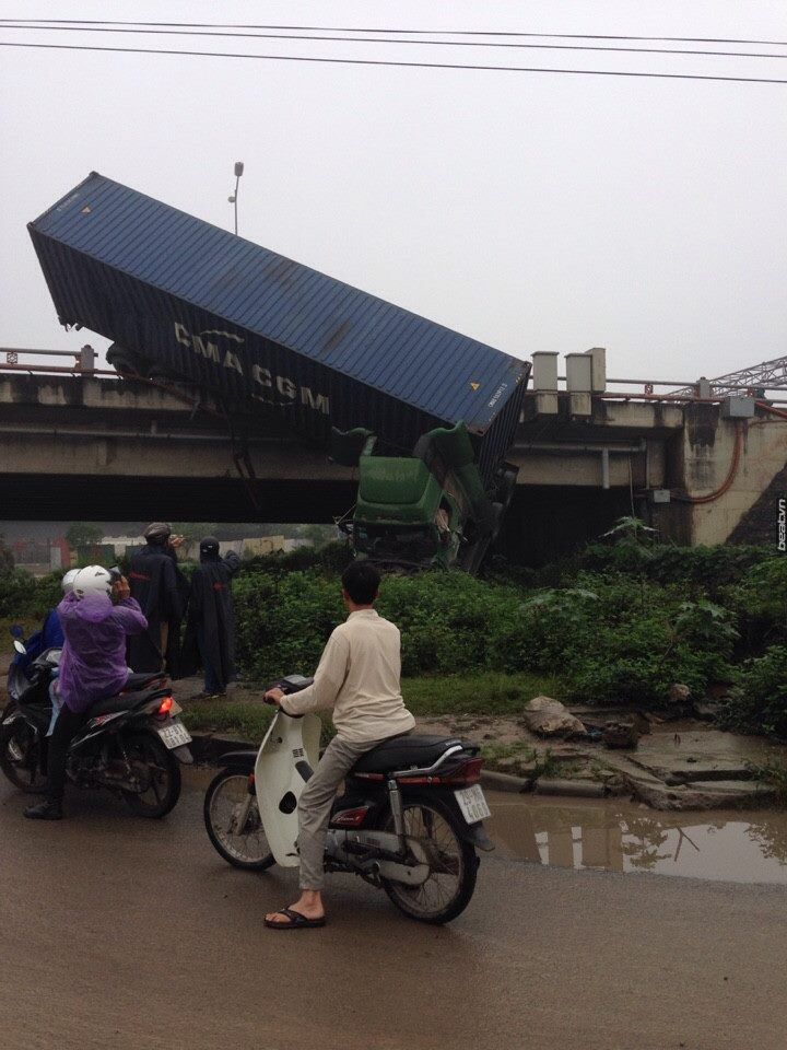 tai nạn trên cầu Thanh Trì