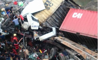 Lai Châu: Container mất lái, lao qua cầu rơi xuống suối