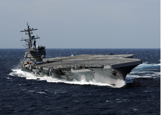 Vì đâu hàng chục tàu Iran bày binh bố trận quanh tàu sân bay Mỹ?
