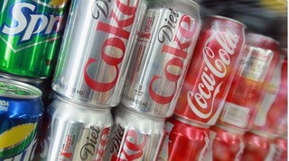 Phát hiện chất thải lạ nghi nước tiểu của người trong lon Coca-Cola