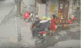 Clip táo tợn cướp dây chuyền giữa ban ngày ở Quảng Ninh