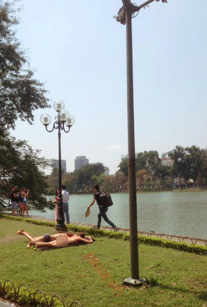 hai người phụ nữ nước ngoài nằm tắm nắng2