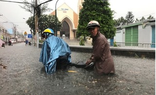 Cơn mưa trái mùa như trút nước, người Sài Gòn lại lội bì bõm về nhà