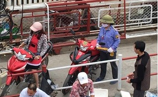 Nhân viên gác tàu thu vé với giá “cắt cổ” trước cổng Bệnh viện Bạch Mai