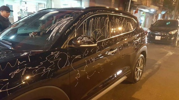xe ô tô bị vẽ đầy giun