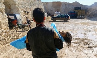 Trẻ Syria nằm thoi thóp la liệt trên nền đất sau vụ rải khí độc hóa học dã man