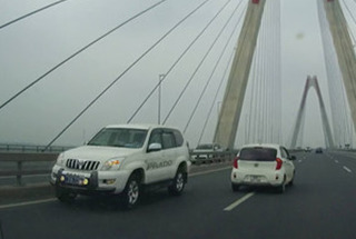 Bộ Y tế xử nghiêm chiếc xe ô tô biển xanh đi ngược chiều trên cầu Nhật Tân