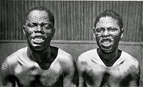 Hai người đàn ông của bộ tộc Bagesu
