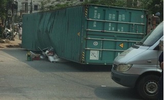 Nam Định: Xe container lật ngang đè nát ô tô con, 2 thầy, cô giáo tử vong