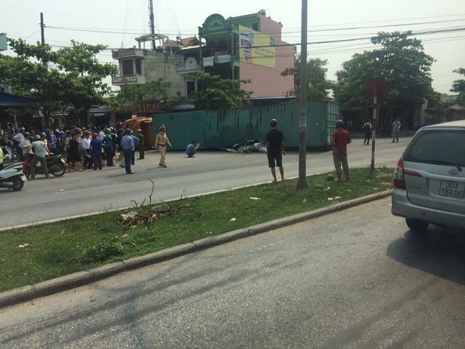 Tai nạn xe container lật ngang đè bẹp xe 4 chỗ ở Nam Định 1