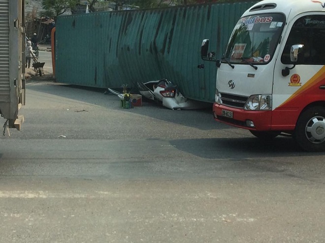Tai nạn xe container lật ngang đè bẹp xe 4 chỗ ở Nam Định 2