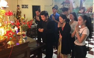 Quang Lê và học trò xúc động khi tới viếng mộ các nghệ sĩ lão thành