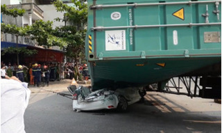 Diễn biến vụ xe container đè bẹp chiếc xe ô tô 5 chỗ khiến 2 người thiệt mạng