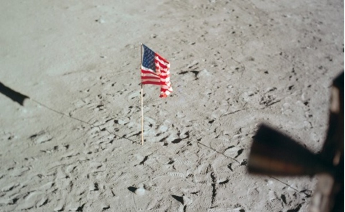 Chào mừng năm 2024, vẻ đẹp của mặt trăng vẫn là một trong những điểm nhấn của vũ trụ. Hãy xem các hình ảnh về mặt trăng và lá cờ Mỹ để cảm nhận sự trang nghiêm và kiêu hãnh của quốc gia này trong các chuyến khám phá không gian.