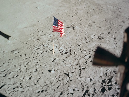 Lá cờ Mĩ được cắm trên Mặt Trăng