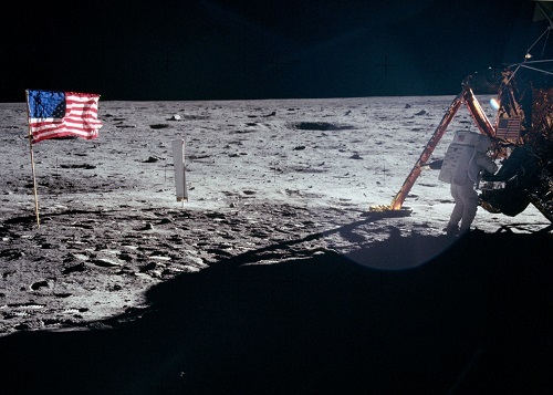 Hình ảnh Neil Armstrong làm việc trên Mặt Trăng