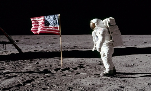 Sau nhiều năm lá cờ trên Mặt Trăng bị hư hại