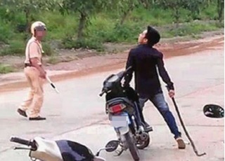 “Trẻ trâu” ra tay đánh công an khi bị truy đuổi vì vi phạm giao thông