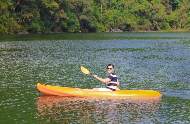 Hình ảnh ấn tượng của MC Nguyên Khang khi du lịch tại hồ. Ảnh: Internet