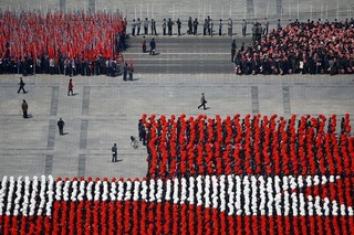 Triều Tiên diễu binh rầm rập, công bố 