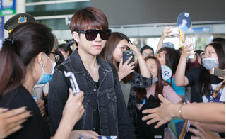 Fan náo loạn tại sân bay vì nhóm nhạc Infinite đến Việt Nam