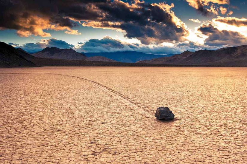 Việc đá tự “chạy” trong lòng “hồ cạn” là điều bí hiểm nhất tại thung lũng chết. Ảnh:Internet