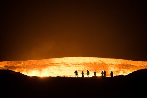Những du khách ưa mạo hiểm đang khám phá “cửa địa ngục” Karakum. Ảnh : Internet