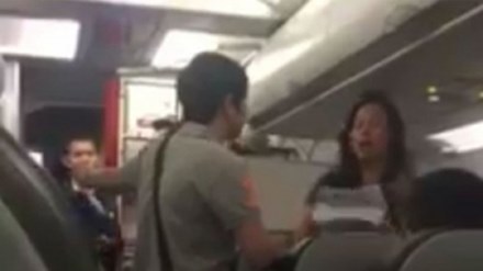Hành khách nữ gây gổ với nhân viên hàng không