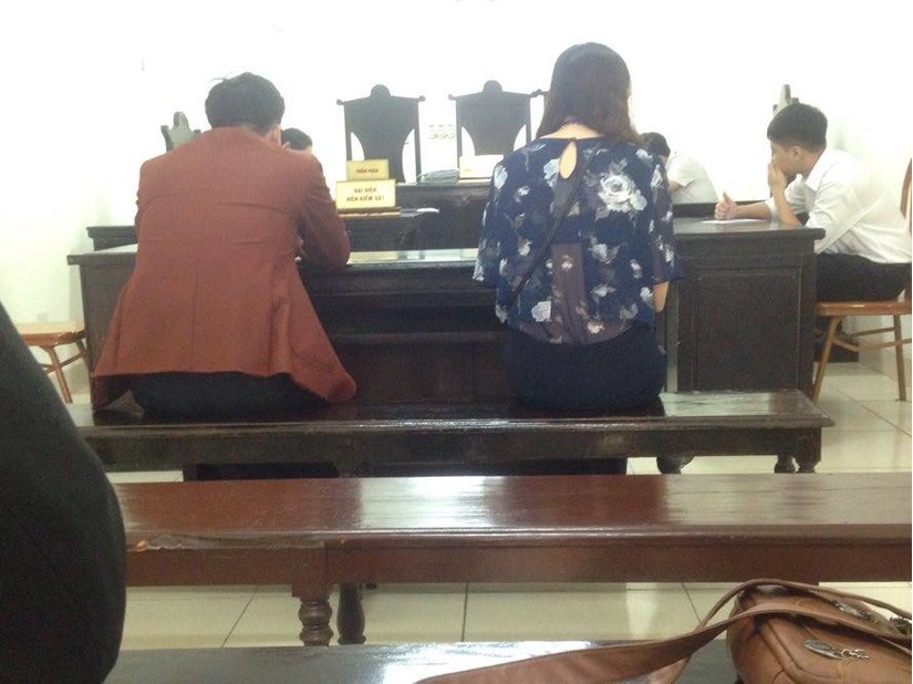 Vợ chồng anh Tình và chị Huyền tại tòa