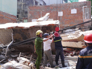 Nhà 2 tầng sập khiến một người chết, nhiều người bị chôn vùi dưới đống đổ nát