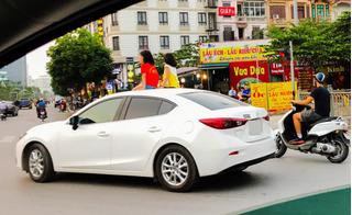 Clip 2 bé gái ngồi vắt vẻo trên nóc ô tô ở Hà Nội 