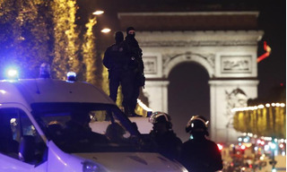 IS nã súng vào cảnh sát Pháp giữa trung tâm Paris trước thềm bầu cử Tổng thống