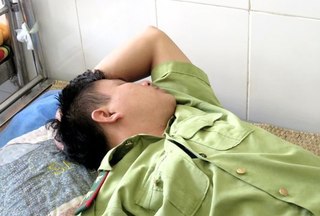 Thợ săn “manh động” đâm thủng bụng kiểm lâm