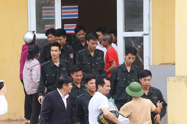 Cảnh sát cơ động rời khỏi nhà văn hóa thôn Hoành.