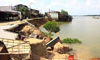 Sạt lở ở An Giang: Hàng trăm ngôi nhà bị 