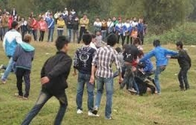 Hai nhóm thanh niên hỗn chiến trên cánh đồng